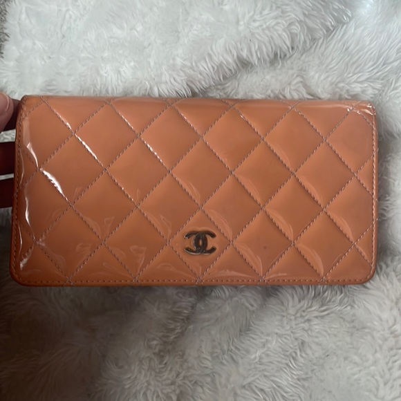 Chanel Diamond stitched Quilted Peach 🍑 Patent leather wallet w original box !! - Picture 1 of 9